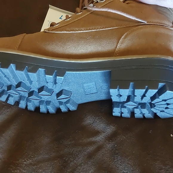 High top hiking boots with memory foam - NWT - Picture 9 of 9